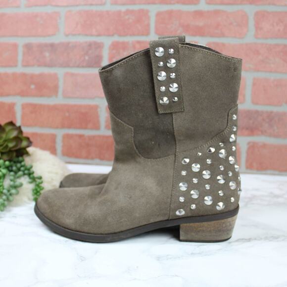 Bakers Taupe Brown Suede Leather Studded Pull on Boots Size 9 Women's - Picture 2 of 8